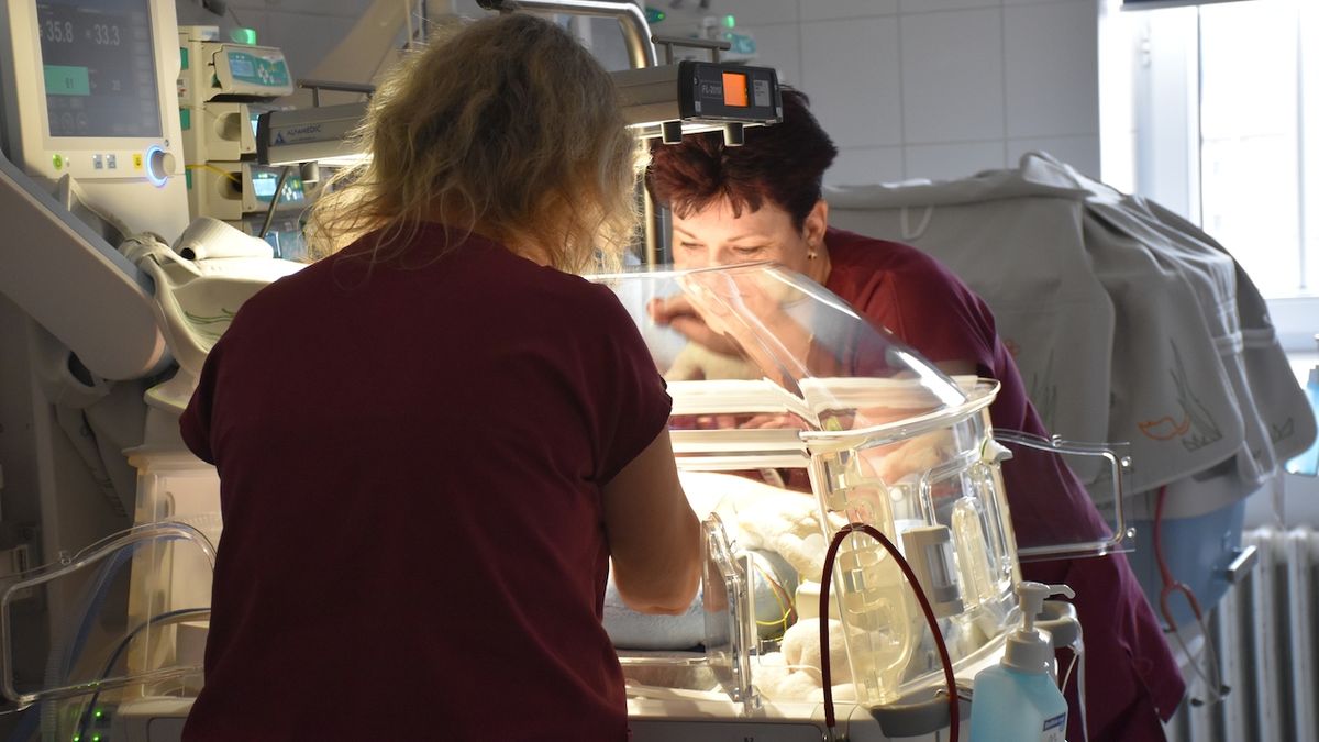 Slovenský pár zvládl porod v mrazu jen 50 metrů od nemocnice